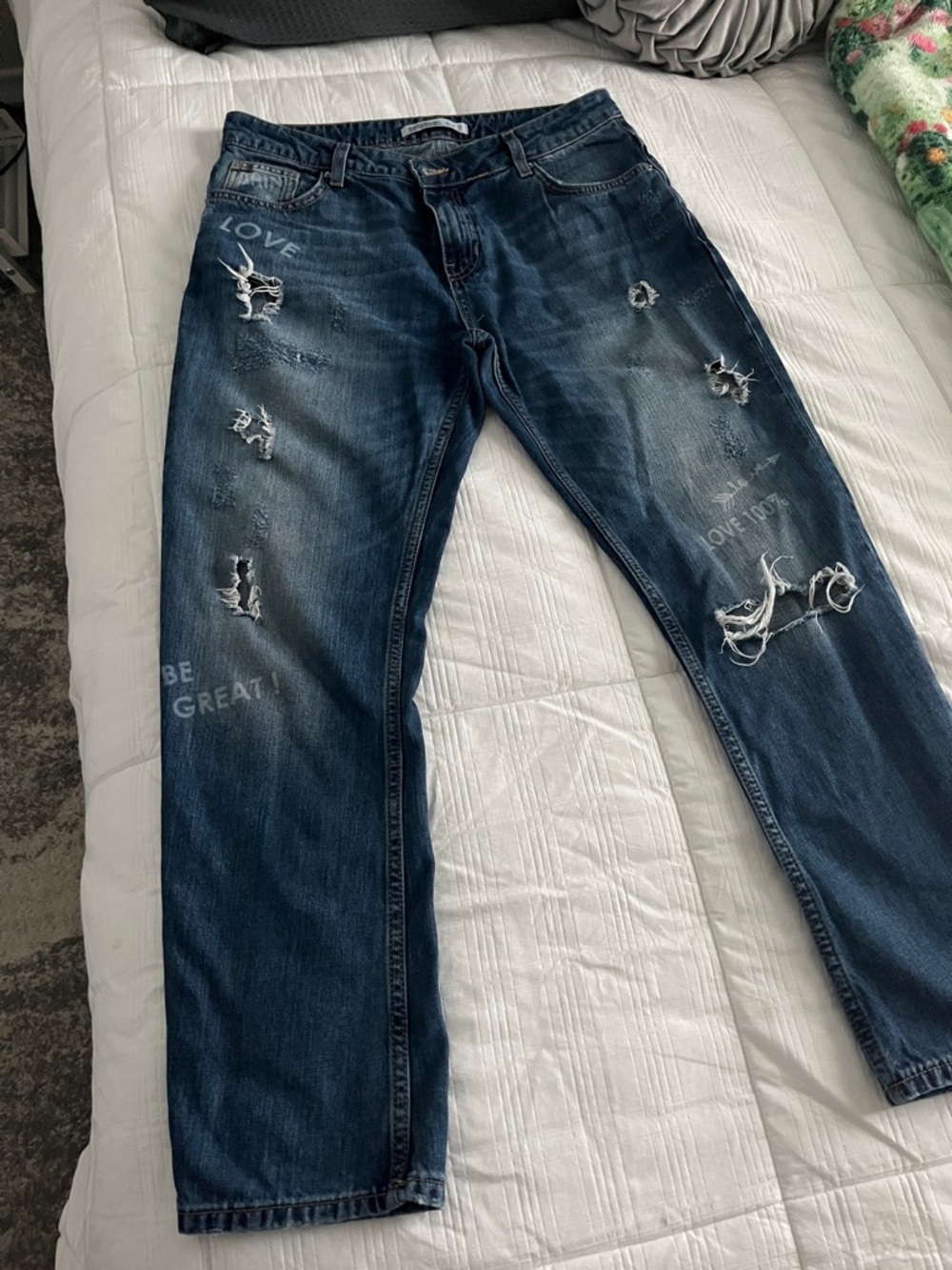 Zara Distressed Dark Blue women’s jeans with Graphic Text